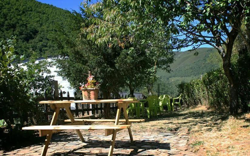 Casa Rural La Fuente Tejedo del Sil Exterior photo